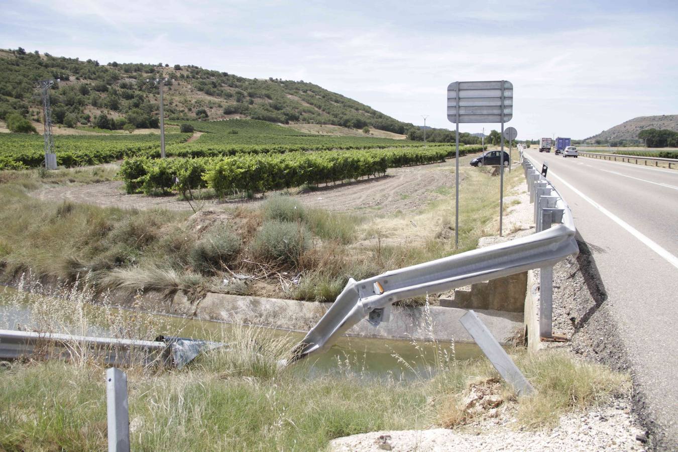 Un conductor resulta herido al caer con su coche al canal del Riaza