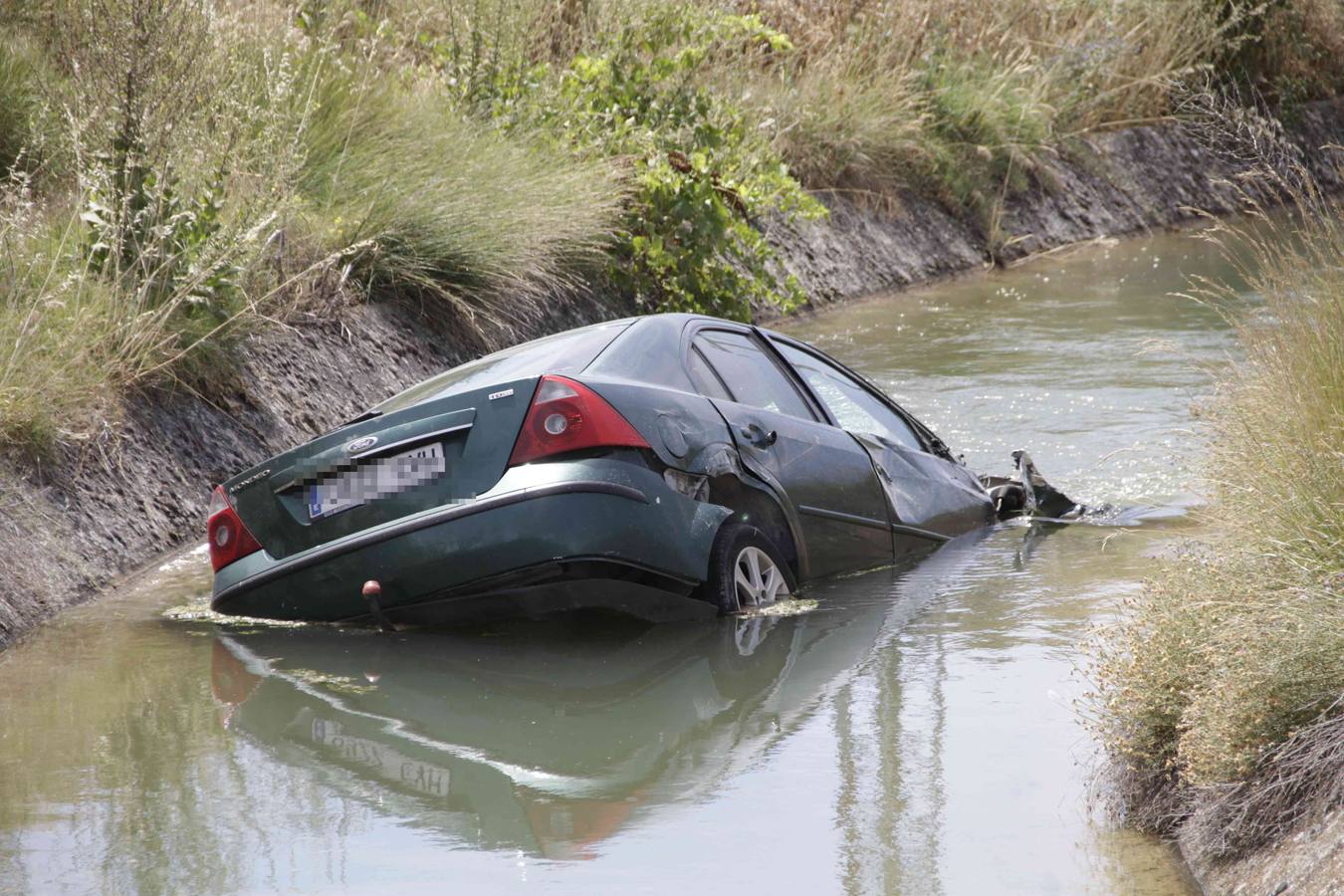 Un conductor resulta herido al caer con su coche al canal del Riaza