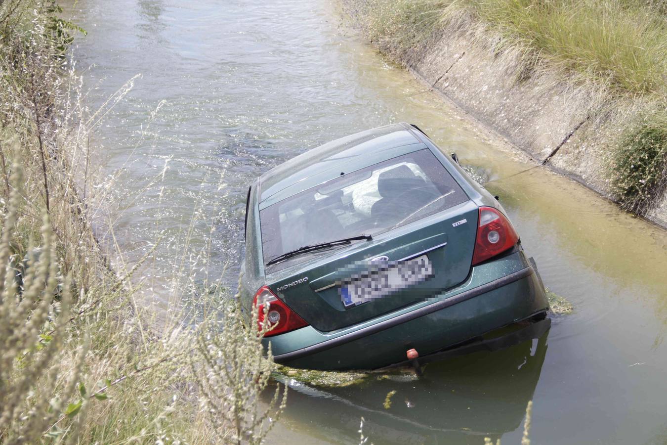 Un conductor resulta herido al caer con su coche al canal del Riaza