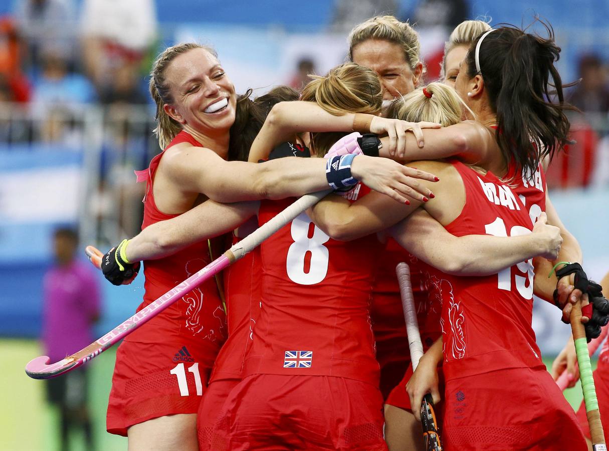 Las jugadoras británicas de hockey Kate y Helen Richardson-Walsh son el primer matrimonio del mismo sexo, y del mismo equipo en unos Juegos Olímpicos. En la imagen, Kate (11) abraza  a su esposa Helen (8) y al resto del equipo tras marcar un gol.