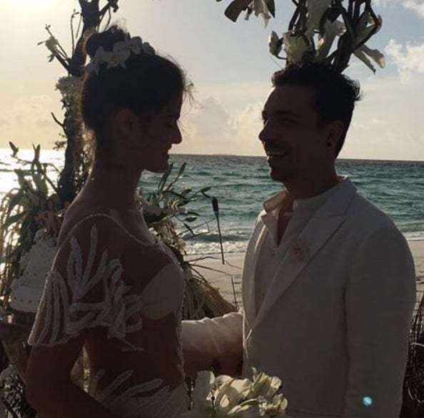 La modelo Isabeli Fontana se casa con un espectacular vestido transparente