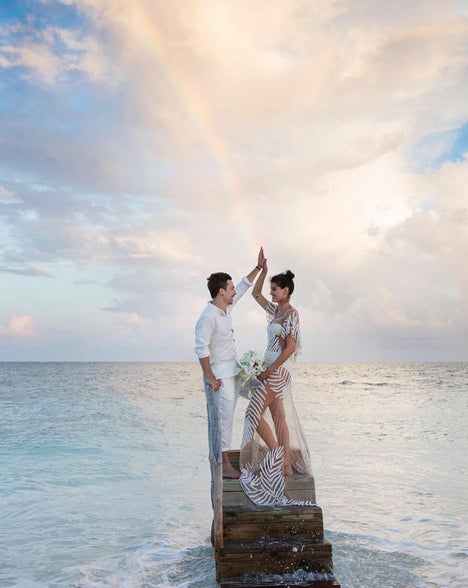 La modelo Isabeli Fontana se casa con un espectacular vestido transparente