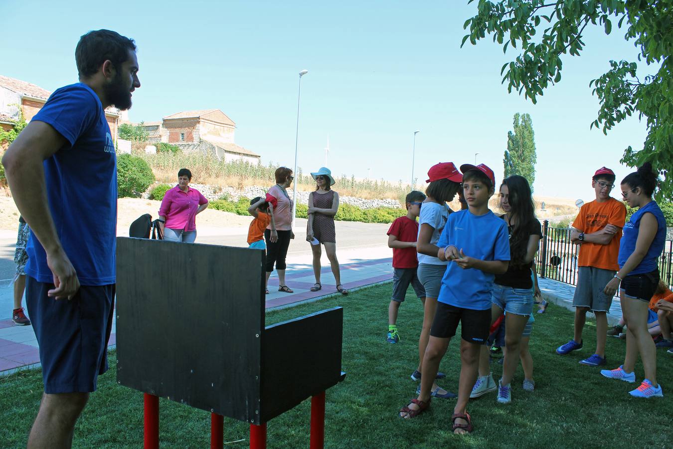 Un grupo de niños participa en una de las actividades organziadas en el municipio.