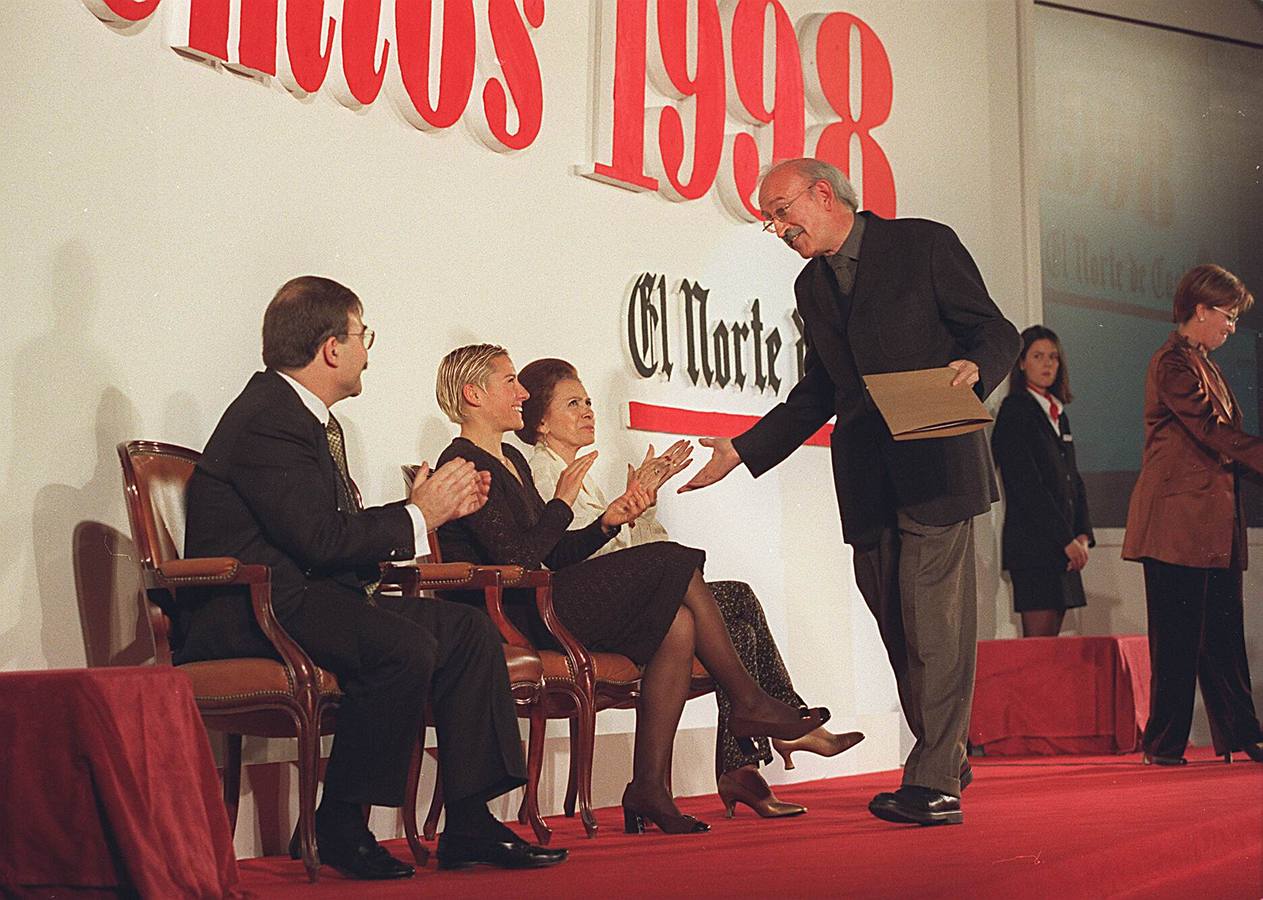 19.11.98 Cuarta edición de la entrega de Premios El Norte de Castilla otorgados por la redacción del periódico. En la foto, Juan Antonio Quintana, reibe los aplausos de los otros galardonados.