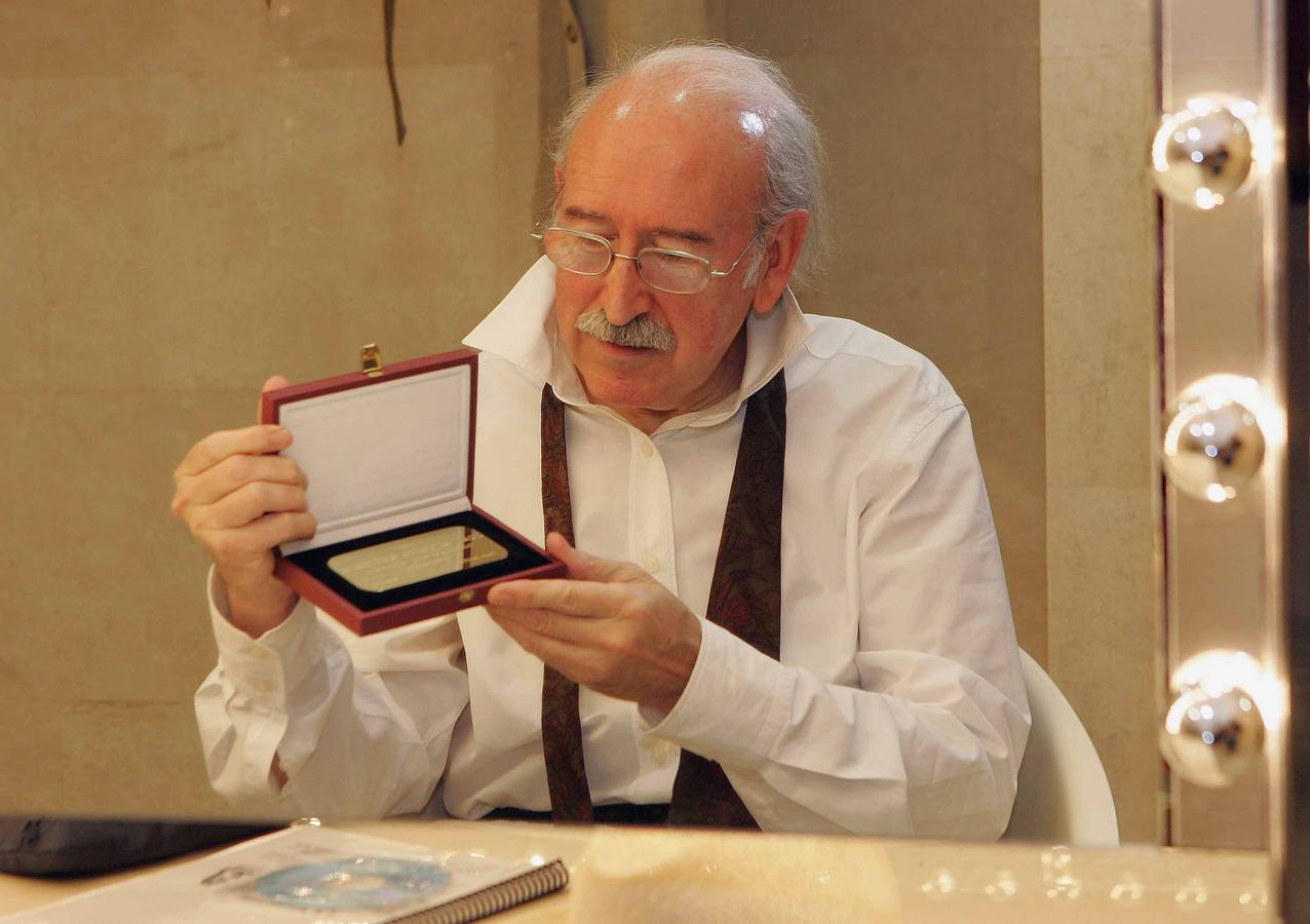 07.12.09 Juan Antonio Quintana muestra la placa con su mombre durante el homenaje que recibió hoy en el Teatro Zorrilla de Valladolid y que se colocará en la segunda butaca de la fila 1.