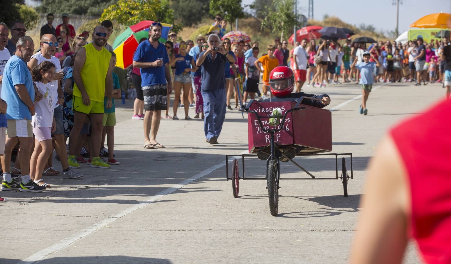 Carrera de autos locos en las fiestas de Viana de Cega