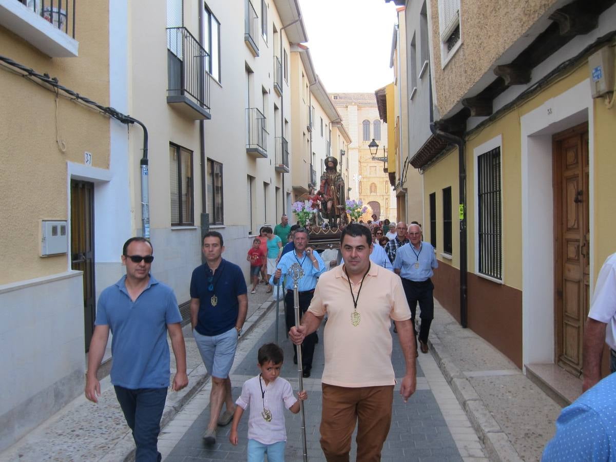 Medina de Rioseco. El mayordomo y los hermanos de la cofradía abrieron la procesión en honor a San Roque.