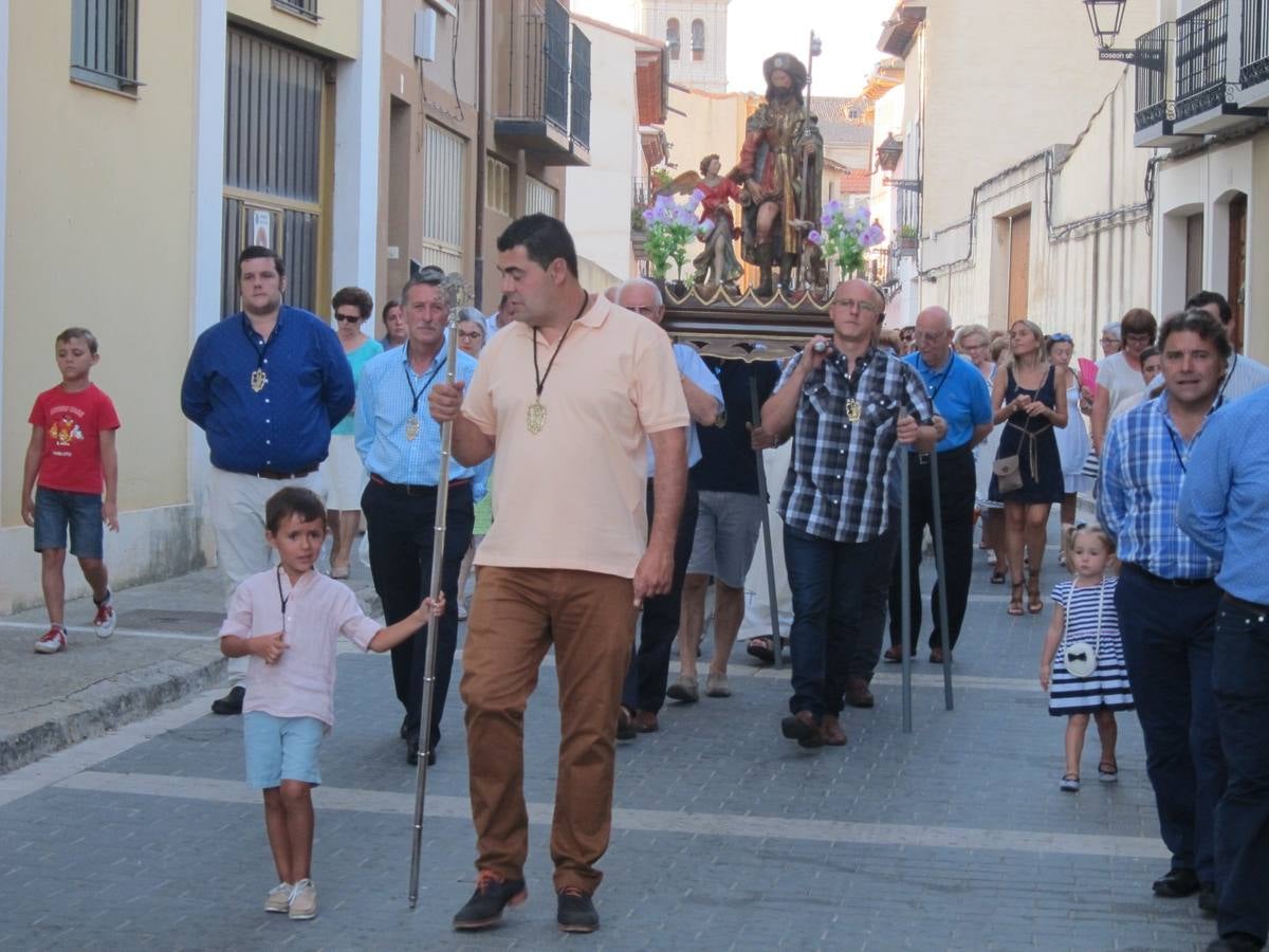 Medina de Rioseco. El mayordomo y los hermanos de la cofradía abrieron la procesión en honor a San Roque.