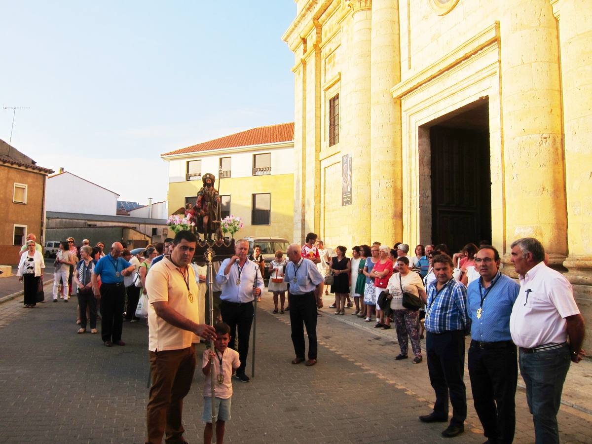 Medina de Rioseco. El mayordomo y los hermanos de la cofradía abrieron la procesión en honor a San Roque.