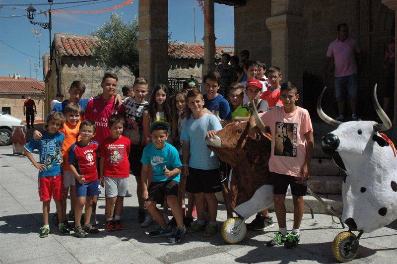 Ofrenda floral a la Virgen de la Esperanza, toros infantiles y paella en Gomecello