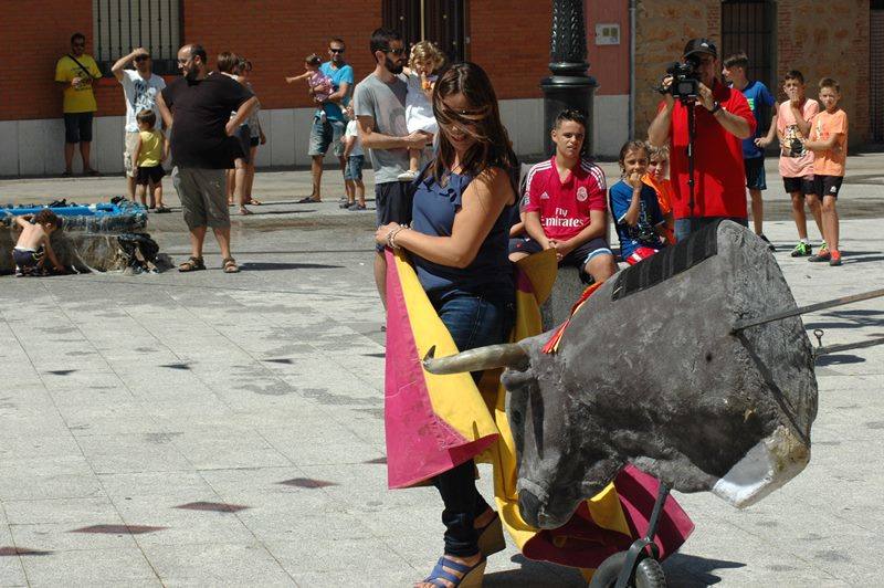 Ofrenda floral a la Virgen de la Esperanza, toros infantiles y paella en Gomecello
