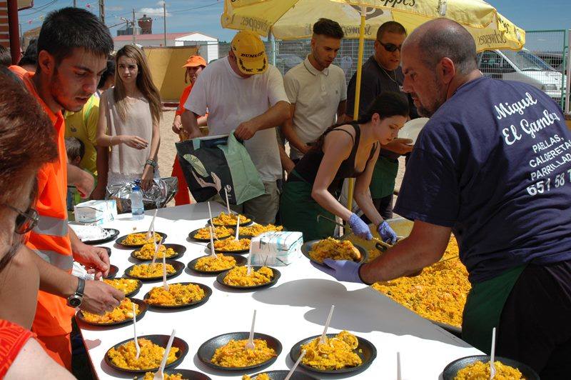 Ofrenda floral a la Virgen de la Esperanza, toros infantiles y paella en Gomecello