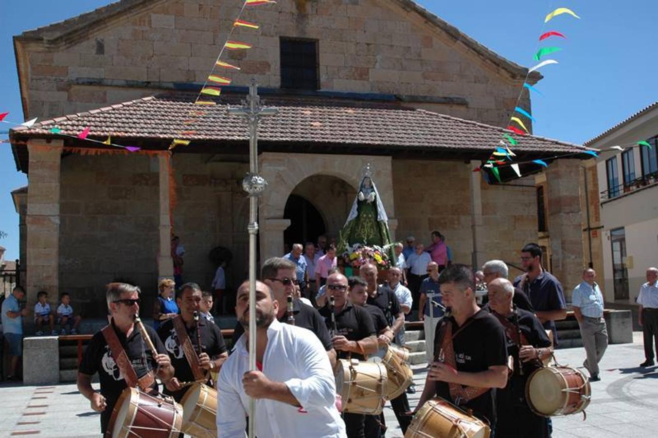 Procesión en honor a la Virgen de la Esperanza en las fiestas de Gomecello