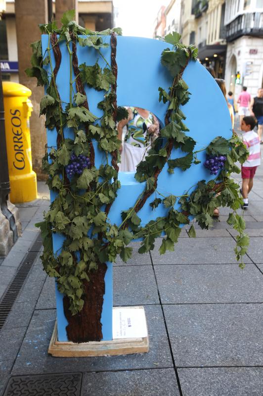 Doce grandes esculturas con forma de P recorren en la Calle Mayor de Palencia