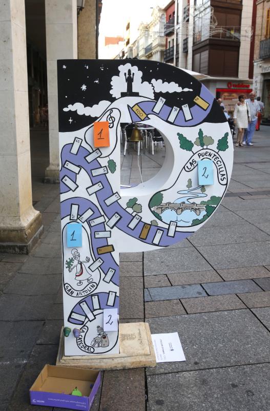 Doce grandes esculturas con forma de P recorren en la Calle Mayor de Palencia