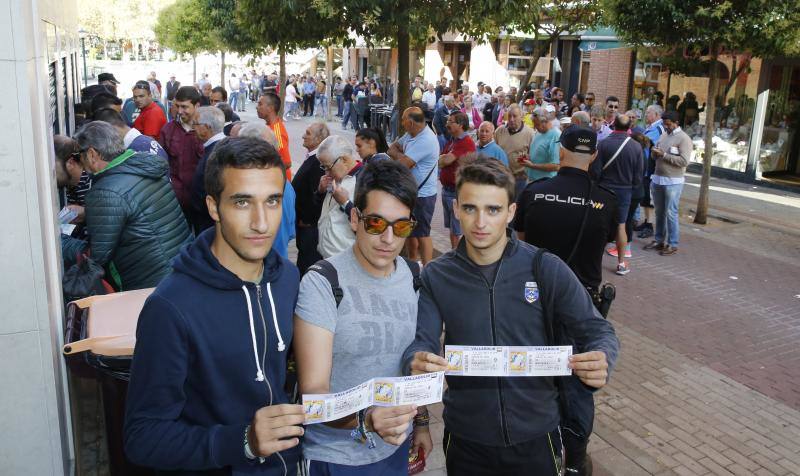 Cola en la venta de entradas para la Feria de Nuestra Señora de San Lorenzo 2016