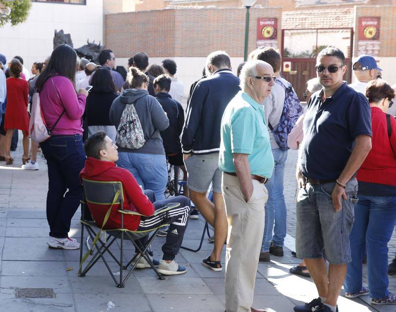 Cola en la venta de entradas para la Feria de Nuestra Señora de San Lorenzo 2016