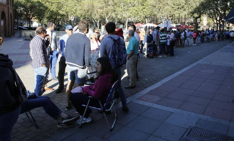 Cola en la venta de entradas para la Feria de Nuestra Señora de San Lorenzo 2016