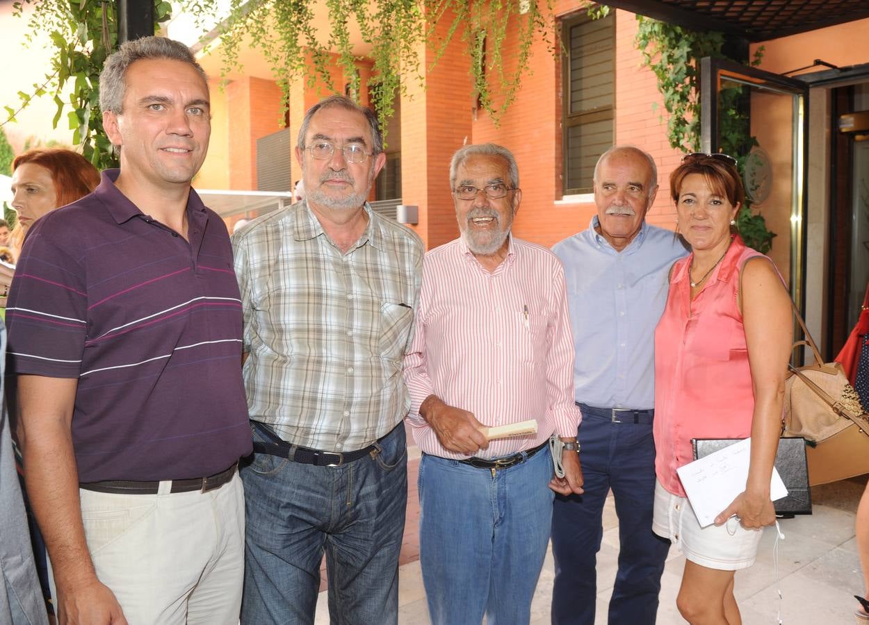 Los socialistas Javier Izquierdo, Jesús Quijano, Tomás Rodríguez Bolaños, Ignacio Álvarez y Soraya Rodríguez compartieron aperitivo y conversación.