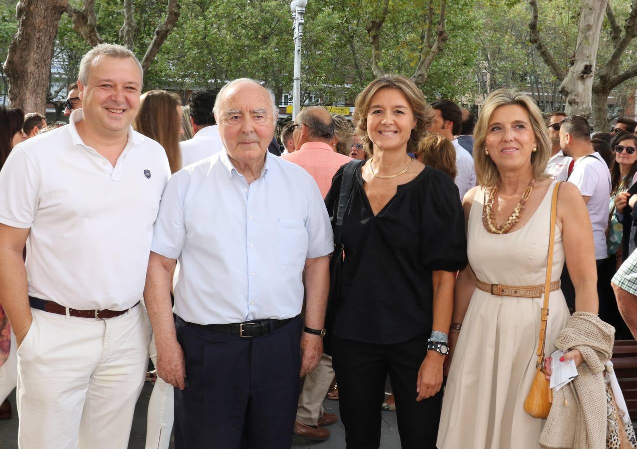 La ministra Isabel García Tejerina con su hermano y su padre, y la delegada del Gobierno, María José Salgueiro.