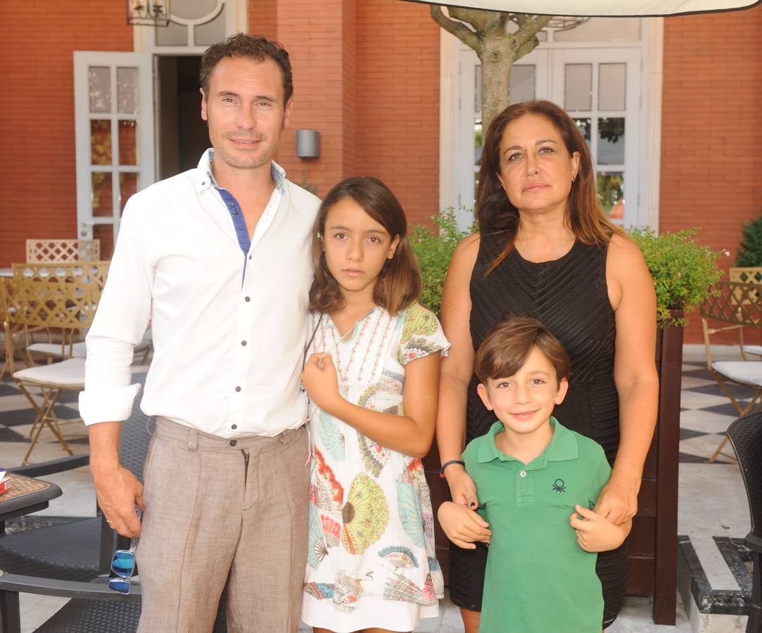 Carlos del Val y Yolanda Tascón, de Clínica Massana, con Mencía y Mauro.