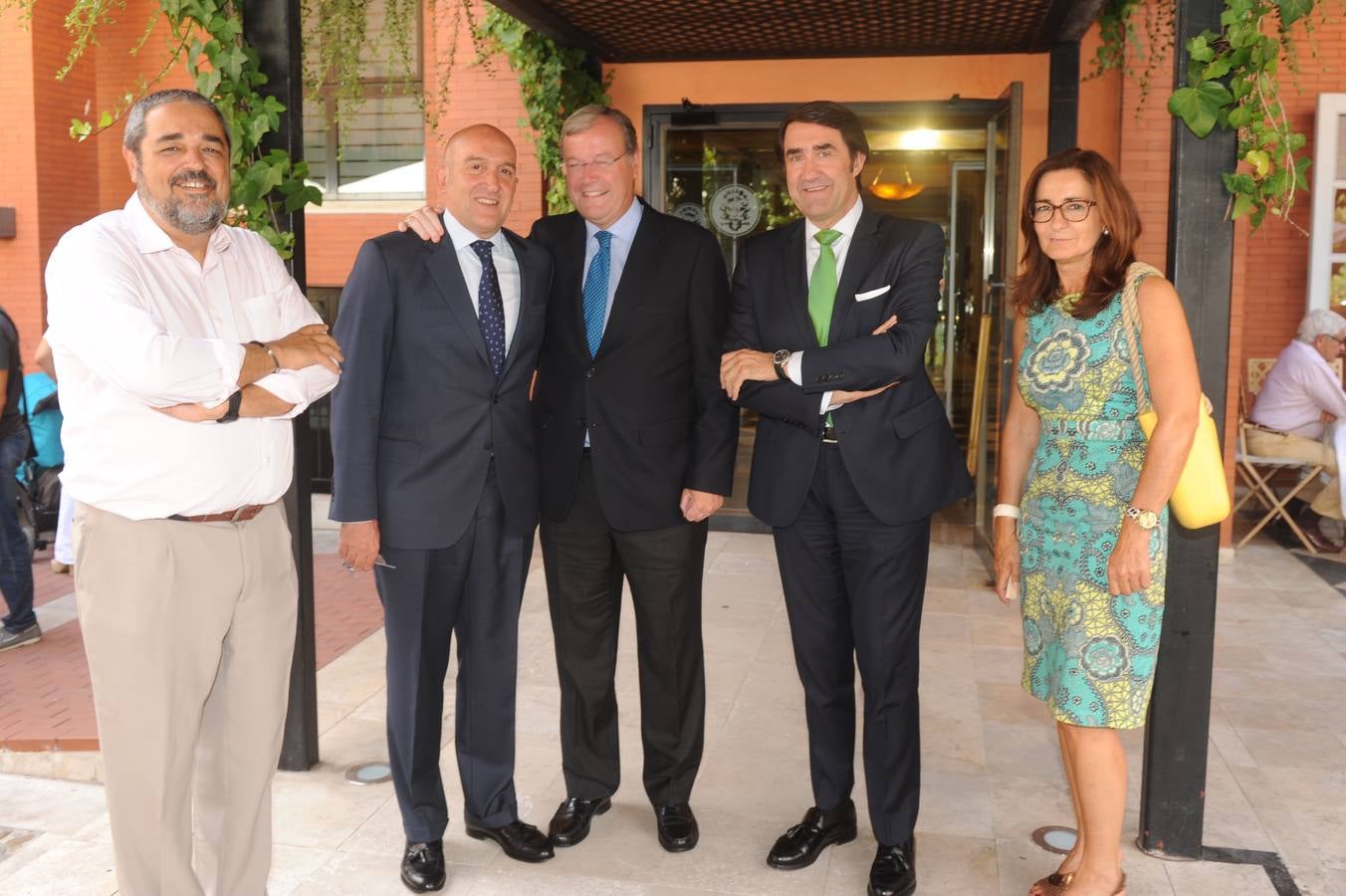 Calos Aganzo, director de El Norte de Castilla; Jesús Julio Carnero, presidente de la Diputación de Valladolid; Antonio Silván, alcalde de León; Juan Carlos Suárez-Quiñones, consejero de Fomento y Medio Ambiente de la Junta, y la secretaria general de la consejería, Carmen Ruiz Alonso.