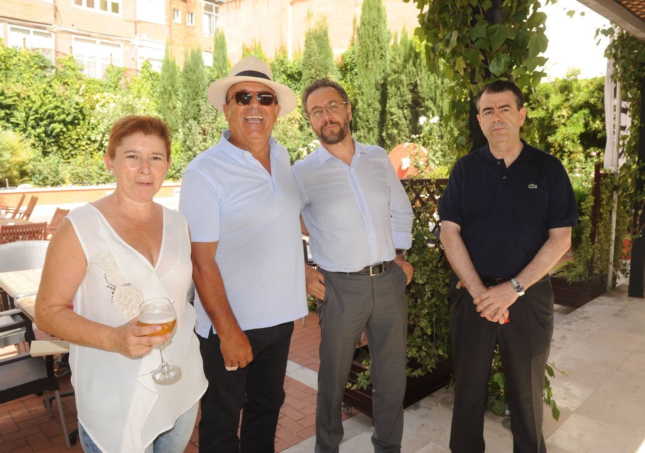 Carmen Diez, redactora jefa de El Norte, con José Carlos Muñoz y los abogados Agustín Duque y José Pablo Toquero.