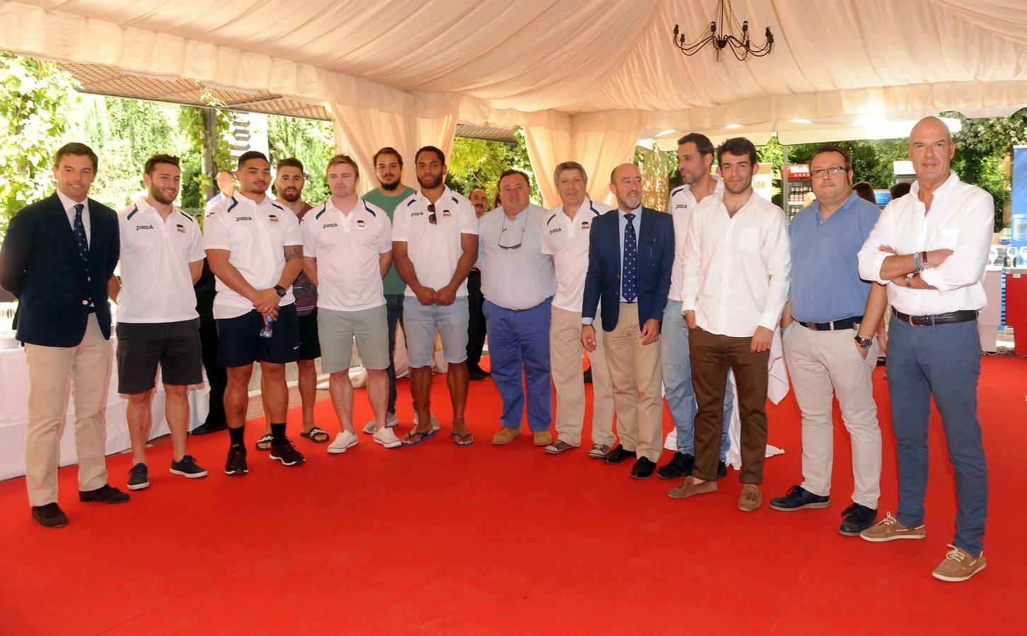 Plantilla y directiva de VRAC Quesos Entrepinares de rugby. Alberto Domínguez, Federico Castiglioni, Nathan Paila, Guillo Mateu, Steve Alfeld, Álvaro Abril, Kalokalo Gavidi, Cachumba, Mario Barandiarán, Chema Valentín Gamazo, Samuel Román, Diego Merino, Juan Pablo Manzano y Fernando Cubero.