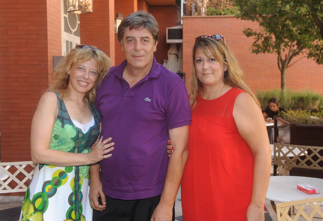 Cristina García (UVA) con el exjugador del Real Valladolid Antonio Santos y Carmen de Ugarte.