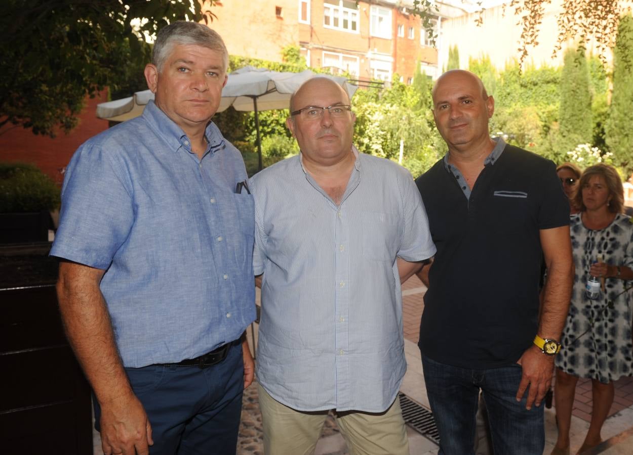 El diseñador de El Norte José Cuenca con Ángel Manso y Gerardo Liendo, de Nuevo Cuño.