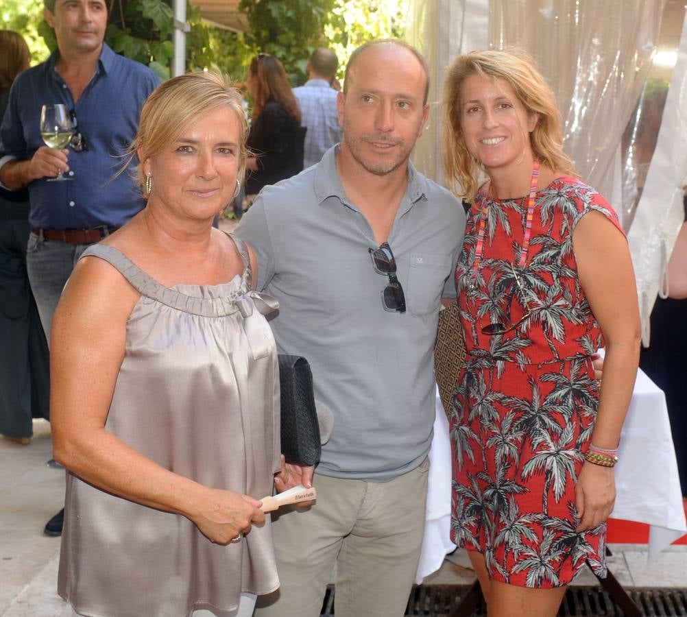 Estrella Garrido con Alfonso García y Rosario Hitos, del Grupo Bakara.