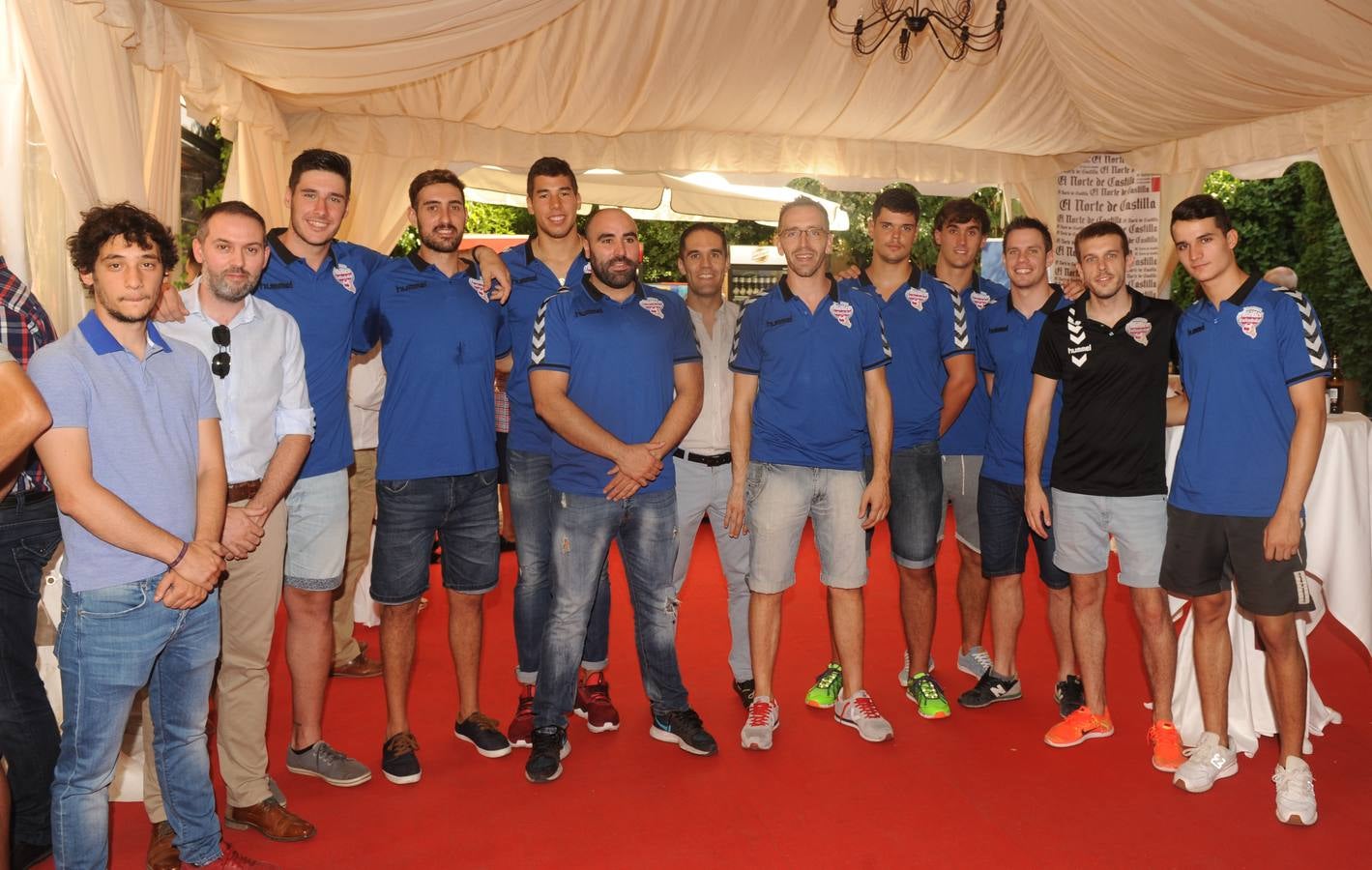 César Cabrillo, de El Norte, con parte de la plantilla de Atlético Valladolid Recoletas. Alejandro Nieto, Abel Serdio, Roberto Turrado, Daniel Dujsebaev, Luisma Lorasque, Mario Arranz, Fernando Hernández, Rubén Río, Víctor Rodríguez, Miguel Camino, Nacho González y Jorge Serrano.