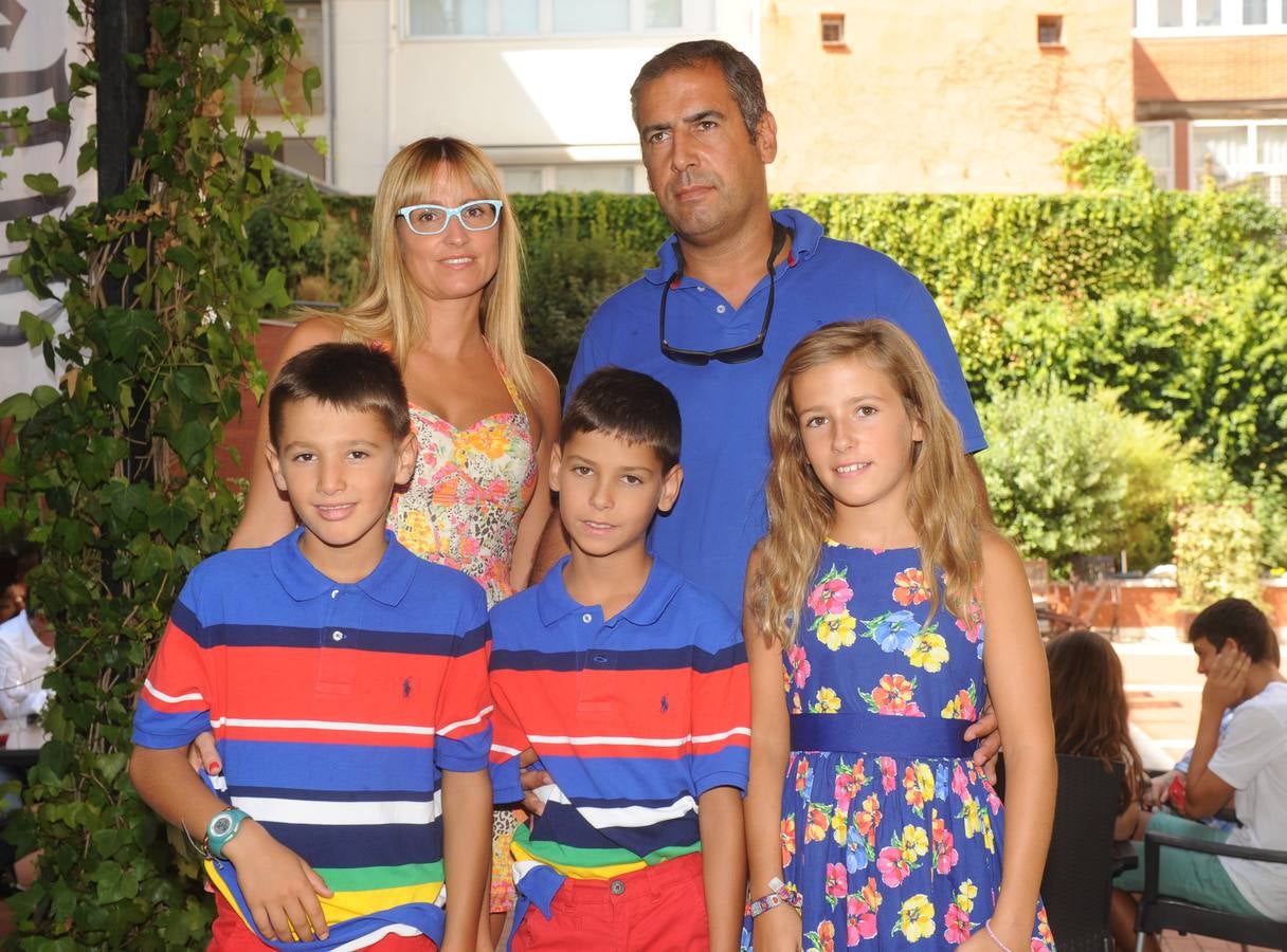 Ana Vidal y Jesús Álvarez (Sereal) con sus hijos, Bruno, Álvaro y Carla.
