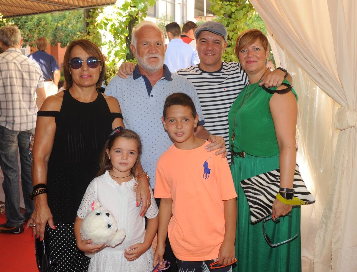 De la empresa Tecnaire no faltaron Isabel Calvo, Ángel San José, Iván San José, Cristina Serna y los pequeños Miranda y Lucas.