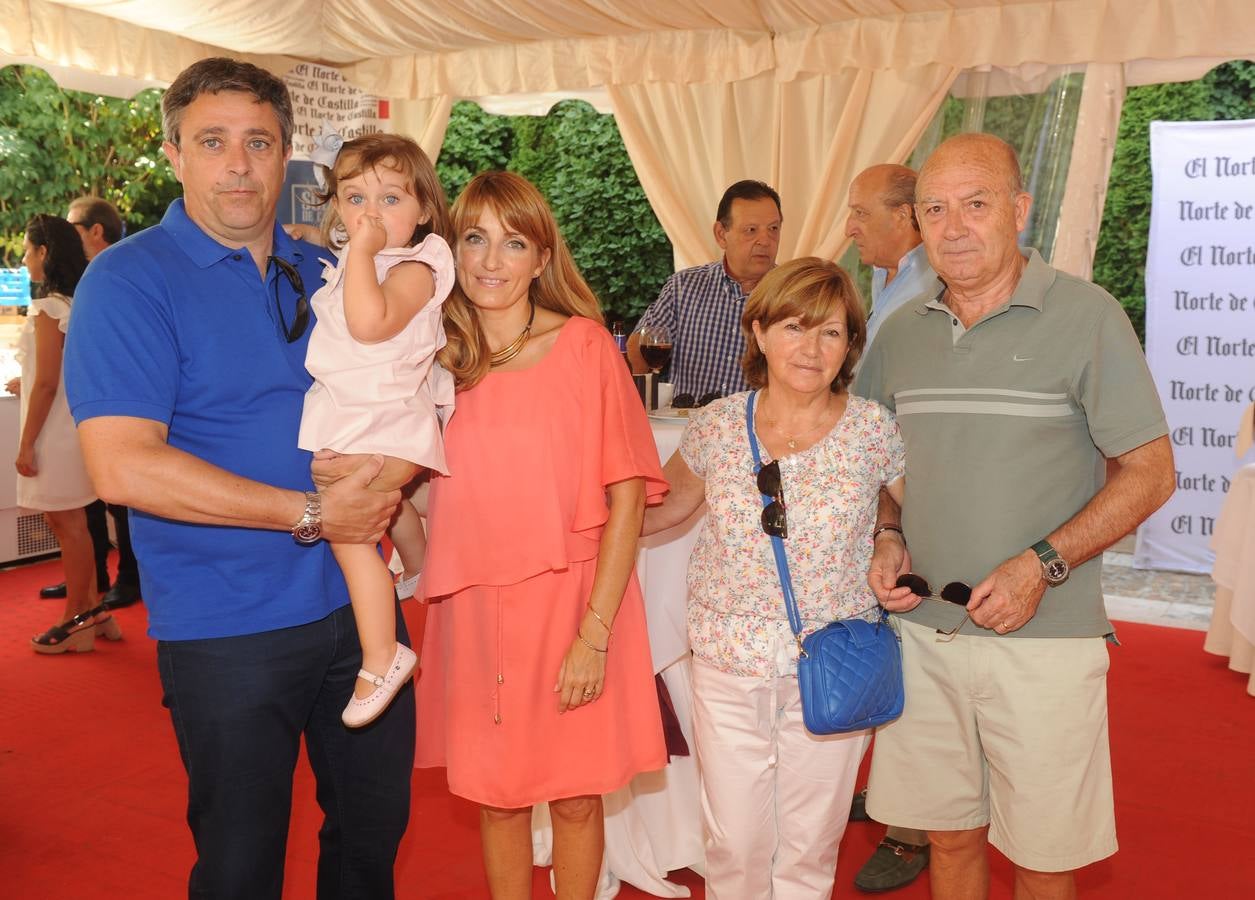 Nacho Barrasa (Todoxelpádel) con la pequeña Naiara, Mónica Luengo, Margarita Herrero y Emiliano Luengo acudieron en familia al aperitivo.