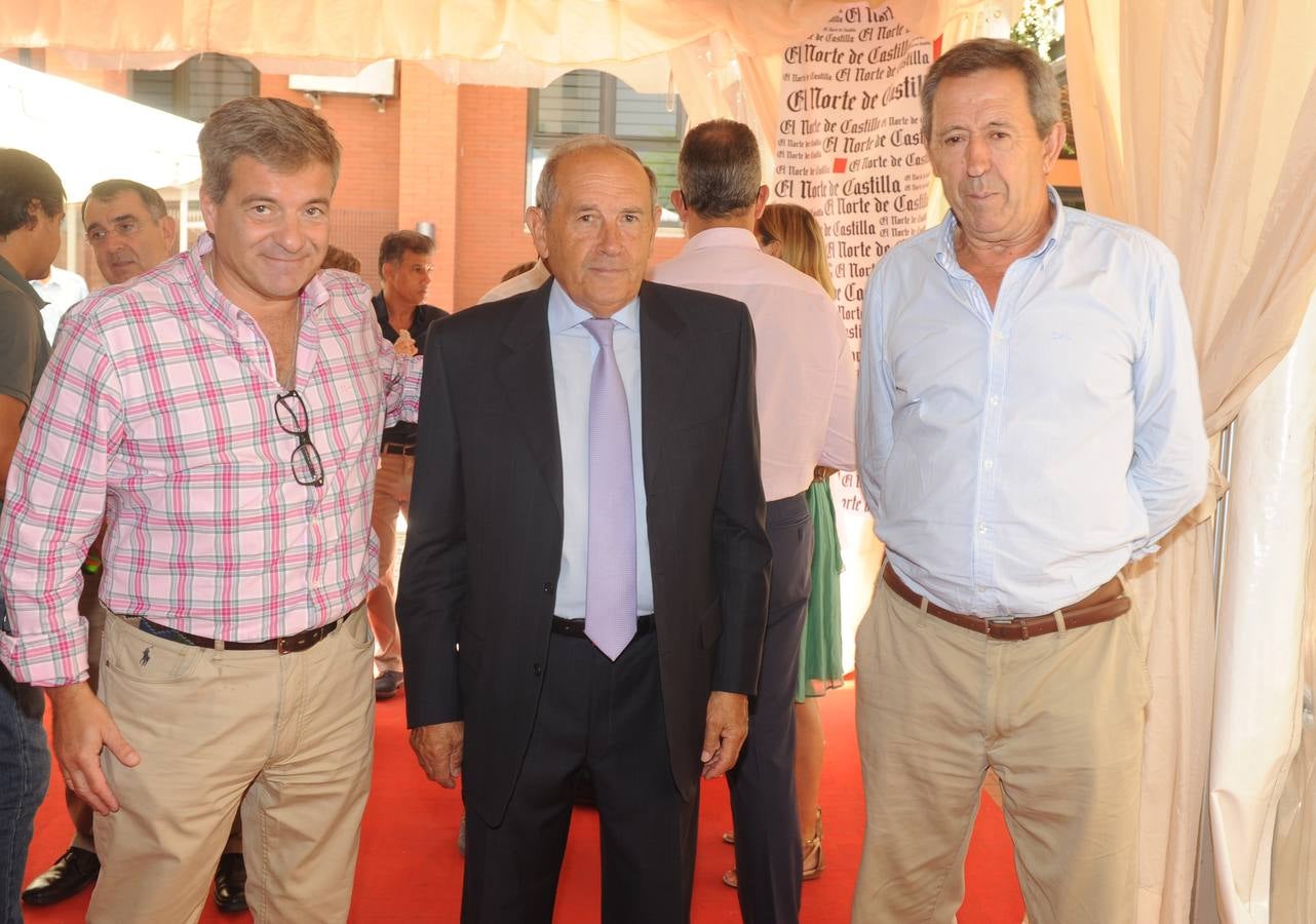 El director general de El Norte de Castilla, Ángel de las Heras, con Edmundo Bayón, presidente de Protos, y Antonio Sanz, vicepresidente de la bodega.