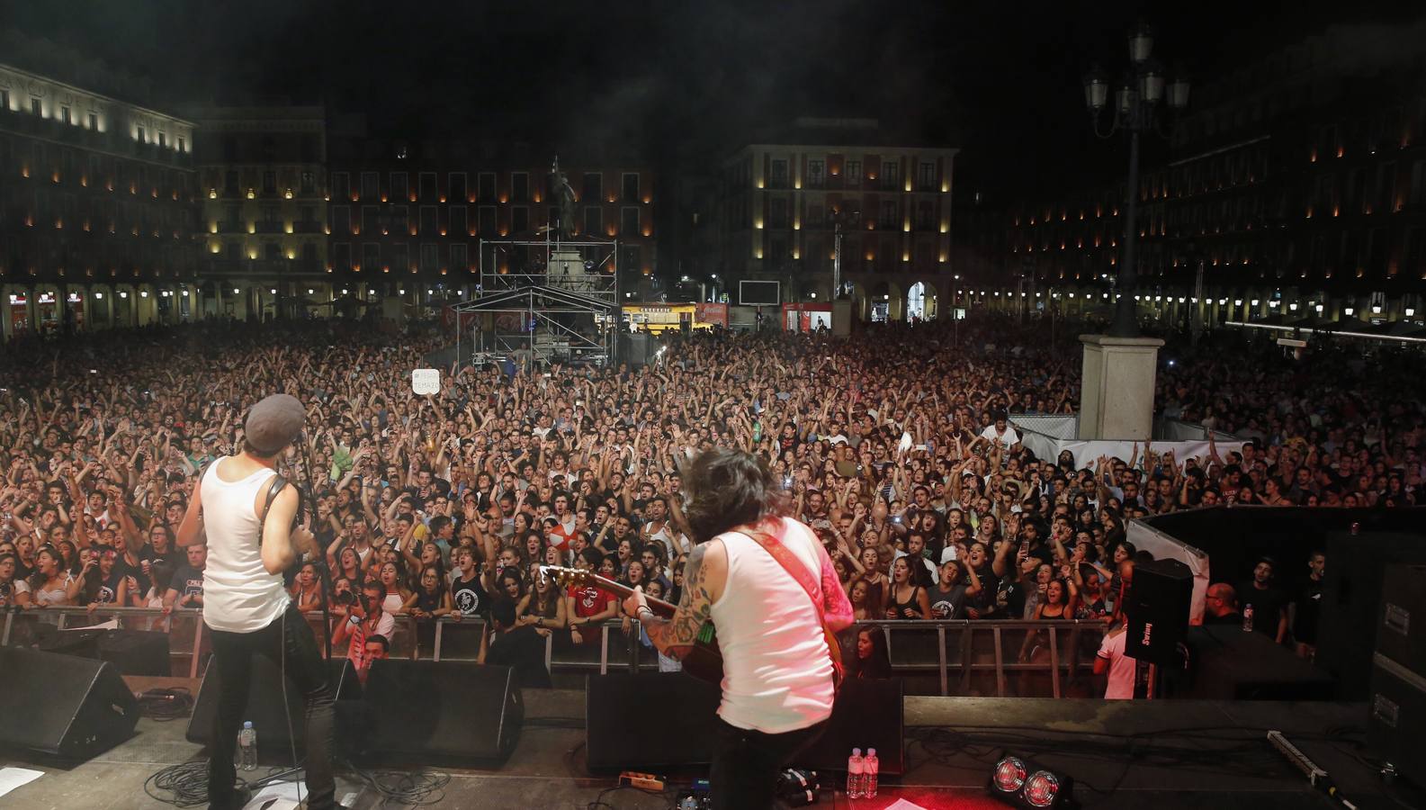 León Benavente y La Maravillosa Orquesta del Alcohol rebosan energía y calidad musical en la noche más joven de las fiestas