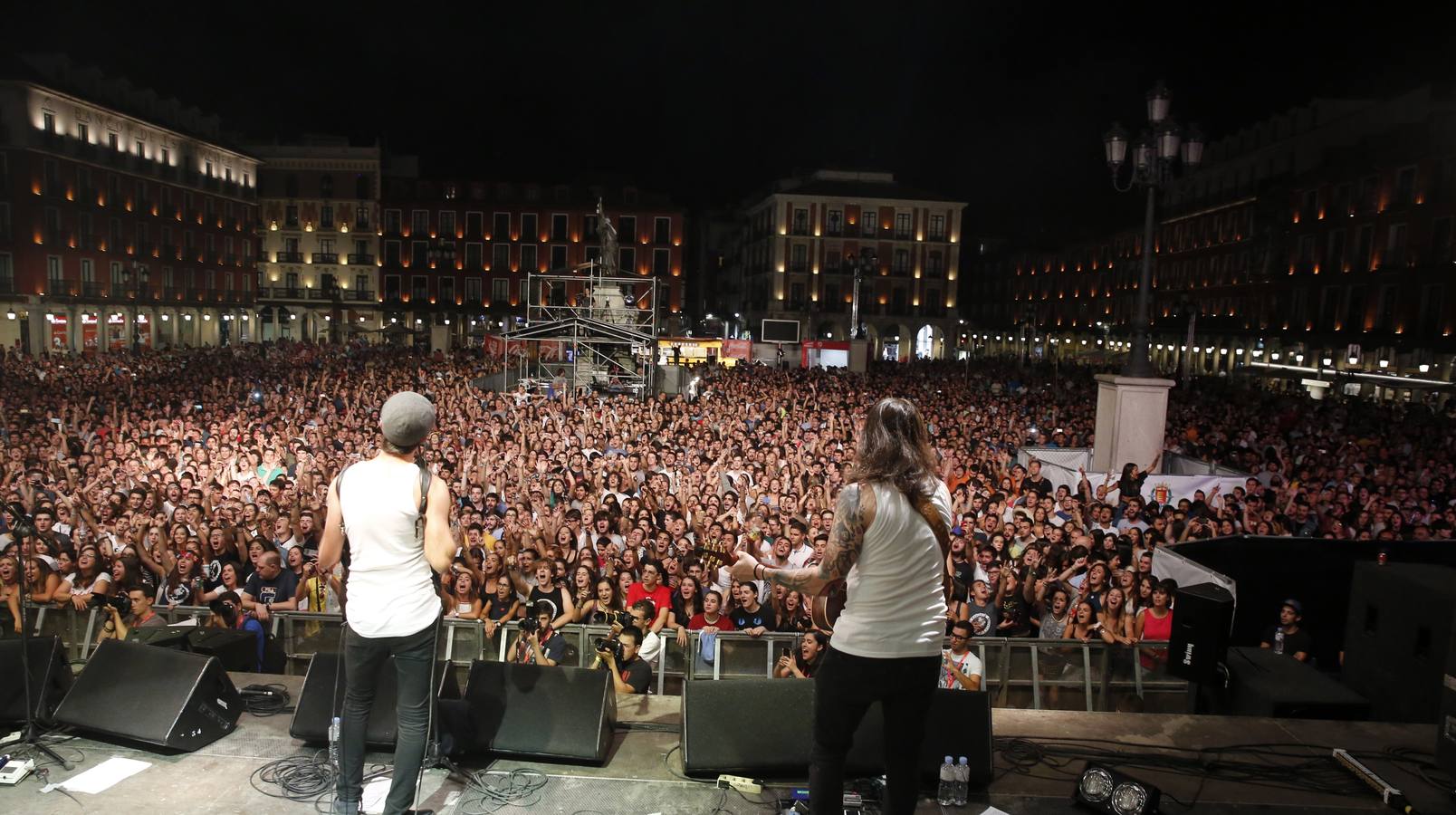 León Benavente y La Maravillosa Orquesta del Alcohol rebosan energía y calidad musical en la noche más joven de las fiestas