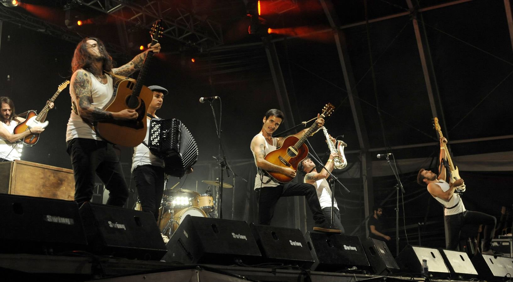 León Benavente y La Maravillosa Orquesta del Alcohol rebosan energía y calidad musical en la noche más joven de las fiestas