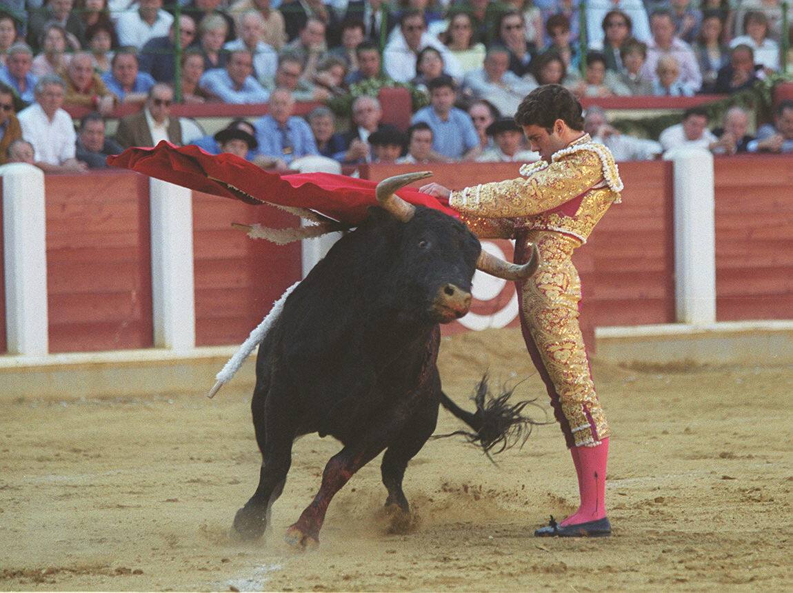 14.05.00 Un ceñido estatuario de José Tomás en la segunda corrida de la feria de San Pedro Regalado.