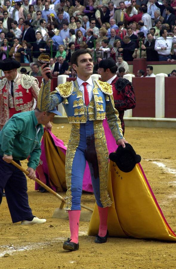 12.05.01 El diestro José Tomás cortó una oreja a su primer toro durante la corrida celebrada en Valladolid, primera de la Feria de San Pedro Regalado.