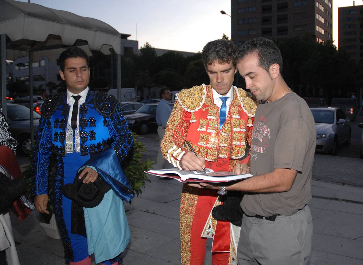 11.09.08 José Tomás firma un autógrafo a un aficionado que espera al matador a la llegada al hotel después de la corrida de toros.