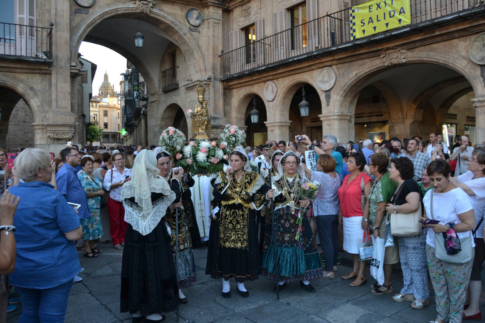 Ofrenda floral a la Virgen de la Vega de Salamanca