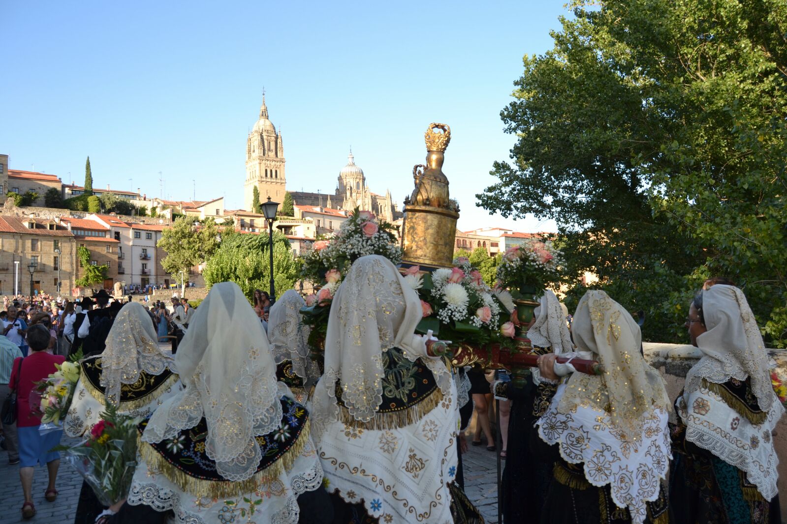 Ofrenda floral a la Virgen de la Vega de Salamanca