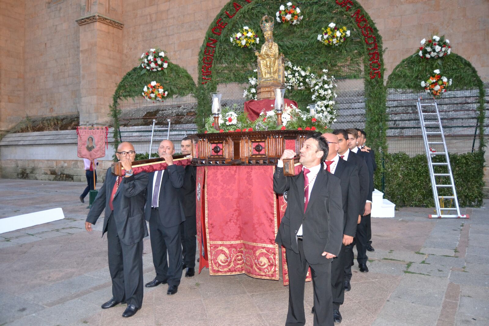 Ofrenda floral a la Virgen de la Vega de Salamanca