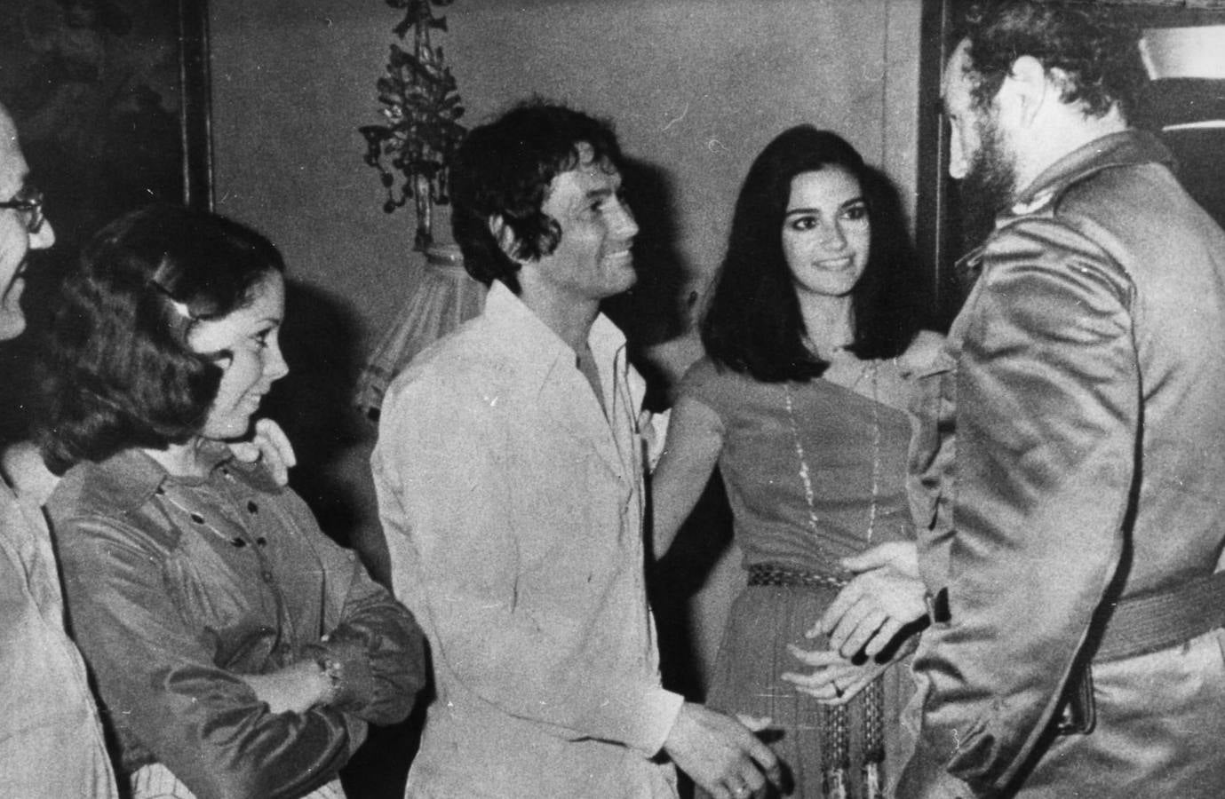 Palomo Linares y su esposa dialoga cordialmente con Fidel Castro.