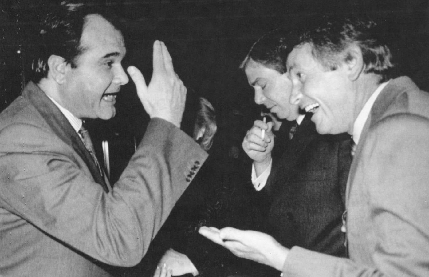 08.11.88 El ministro de Trabajo, Manuel Chaves (i) bromea con Sebastián Palomo Linares, durante la inauguración de una exposición de pinturas realizadas por exmatador.