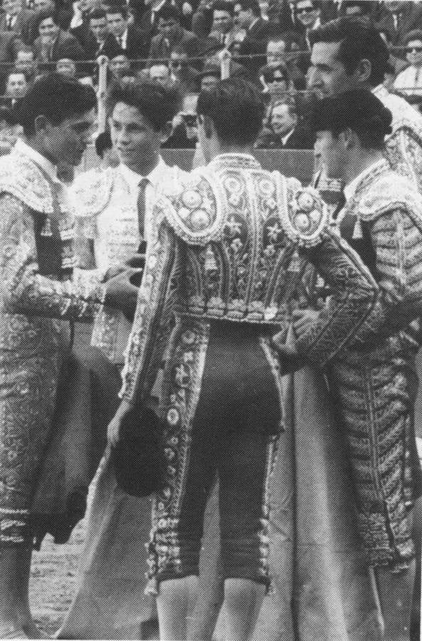 Flores Blázquez brinda a Palomo Linares y cuadrilla por ser la última novillada de Sebastián antes de tomar la alternativa en Valladolid.