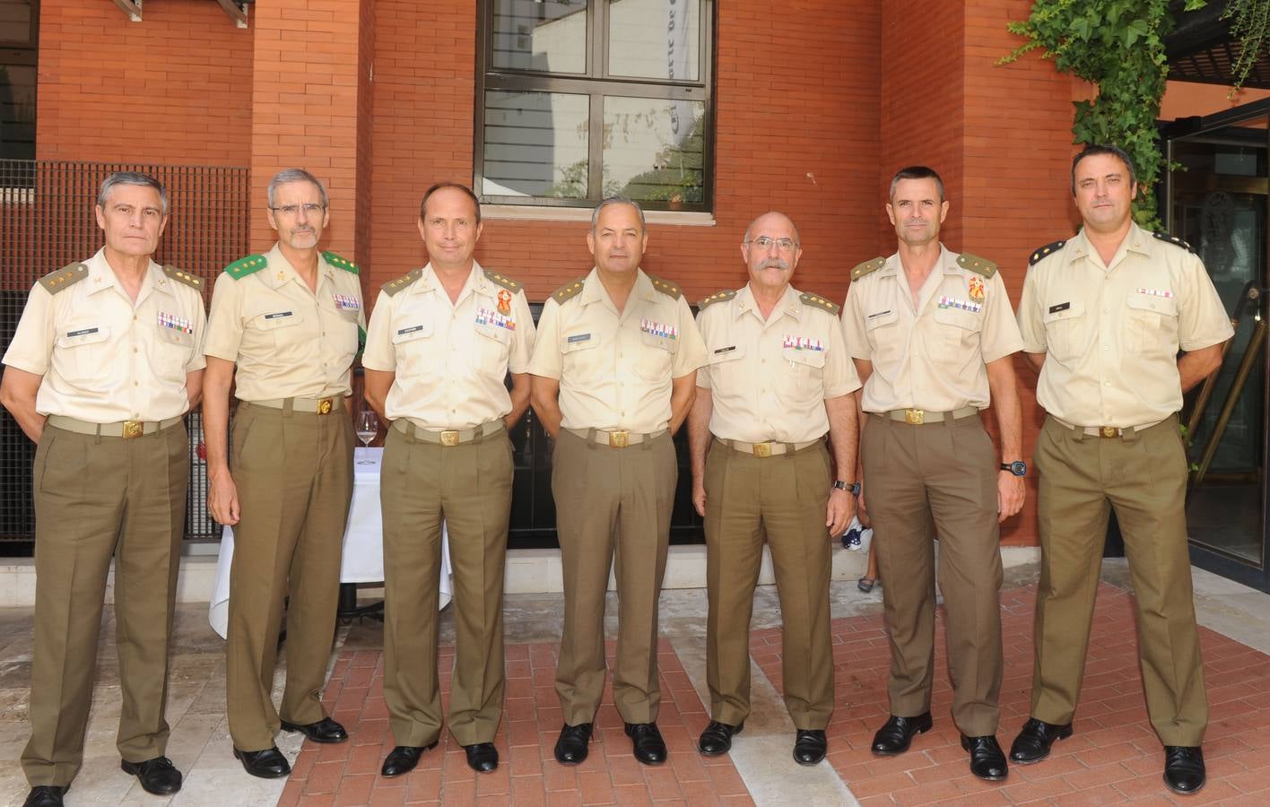 El coronel Tomás Alonso (delegado de Defensa), el coronel Antonio Bernal (ALOG 61), el coronel José María Castaño (director de la Academia de Caballería), el coronel Jesús García (director del Museo de la Academia de Caballería), el coronel José Falco (Suige 4), el coronel Roberto González (Academia de Caballería) y el teniente coronel José Bonill.. 