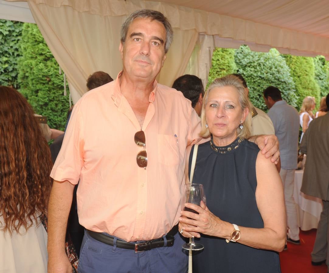 El doctor Luis Miguel Olea, María José Piñel y la doctora Marisa Olea disfrutaron juntos del ambiente. 